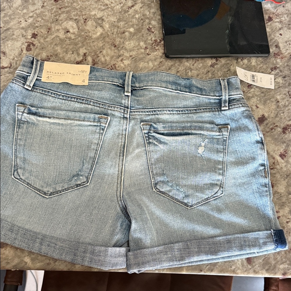 ANN TAYLOR LOFT Light Blue Denim Women’s Shorts SIZE 4- Relaxed Fit